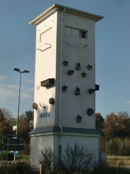 Meerbusch-Ossum-Bösinghoven : An der Autobahn, der ehem. RWE-Trafoturm wurde 1913 errichtet, heute hat er ausgedient und wurde zu einem Lebensturm für unsere Vogel und Insektenwelt ausgebaut. Es gibt Nistkästen u.a. für Schwalben, Singvögel und Schleiereulen, diese sind an der Außenfassade angebracht worden.